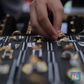Pengunjung melihat emas di bazar emas Galeri 24, di halaman parkir pelataran kantor Galeri 24, Kenari Jakarta Pusat, (23/8/2023). (CNBC Indonesia/Muhammad Sabki)