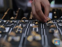 Pengunjung melihat emas di bazar emas Galeri 24, di halaman parkir pelataran kantor Galeri 24, Kenari Jakarta Pusat, (23/8/2023). (CNBC Indonesia/Muhammad Sabki)