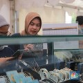 Pengunjung melihat emas di bazar emas Galeri 24, di halaman parkir pelataran kantor Galeri 24, Kenari Jakarta Pusat, (23/8/2023). (CNBC Indonesia/Muhammad Sabki)