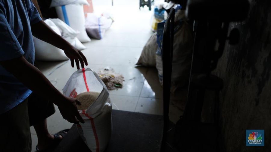 Penjual melayani pembeli beras di pasar Pal Merah, Jakarta, Rabu (23/8/2023). Harga beras terpantau naik hari ini dan kembali cetak rekor tertinggi. (CNBC Indonesia/Tri Susilo)