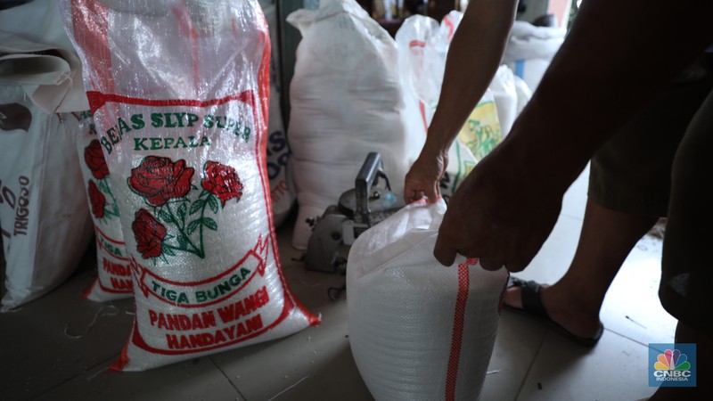 Penjual melayani pembeli beras di pasar Pal Merah, Jakarta, Rabu (23/8/2023). Harga beras terpantau naik hari ini dan kembali cetak rekor tertinggi. Penjual melayani pembeli beras di pasar Pal Merah, Jakarta, Rabu (23/8/2023). Harga beras terpantau naik hari ini dan kembali cetak rekor tertinggi. (CNBC Indonesia/Tri Susilo)