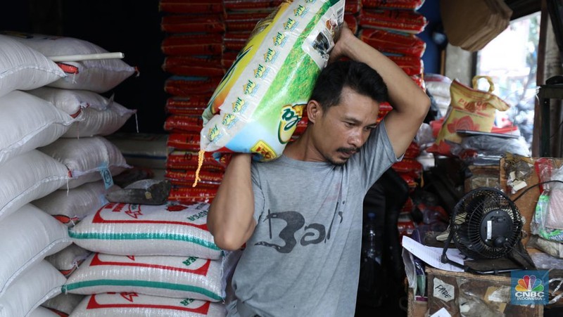 Penjual melayani pembeli beras di pasar Pal Merah, Jakarta, Rabu (23/8/2023). Harga beras terpantau naik hari ini dan kembali cetak rekor tertinggi. (CNBC Indonesia/Tri Susilo)
