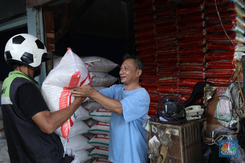 Penjual melayani pembeli beras di pasar Pal Merah, Jakarta, Rabu (23/8/2023). Harga beras terpantau naik hari ini dan kembali cetak rekor tertinggi. Penjual melayani pembeli beras di pasar Pal Merah, Jakarta, Rabu (23/8/2023). Harga beras terpantau naik hari ini dan kembali cetak rekor tertinggi. (CNBC Indonesia/Tri Susilo)
