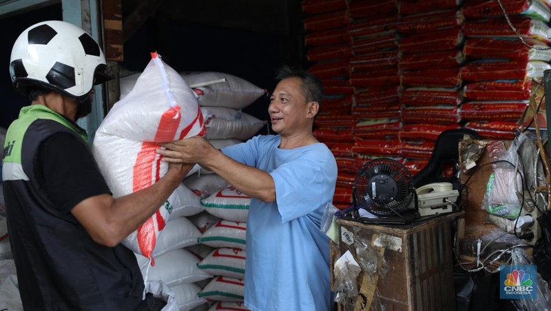 Penjual melayani pembeli beras di pasar Pal Merah, Jakarta, Rabu (23/8/2023). Harga beras terpantau naik hari ini dan kembali cetak rekor tertinggi. (CNBC Indonesia/Tri Susilo)