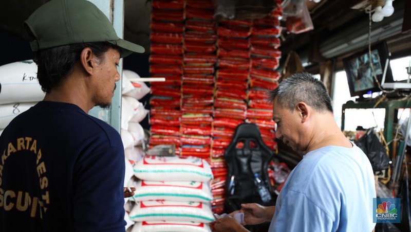Penjual melayani pembeli beras di pasar Pal Merah, Jakarta, Rabu (23/8/2023). Harga beras terpantau naik hari ini dan kembali cetak rekor tertinggi. (CNBC Indonesia/Tri Susilo)