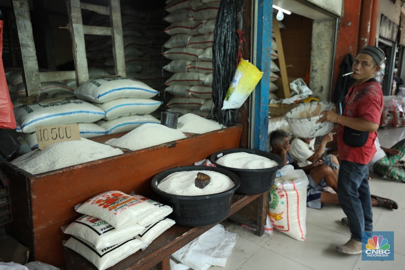 Penjual melayani pembeli beras di pasar Pal Merah, Jakarta, Rabu (23/8/2023). Harga beras terpantau naik hari ini dan kembali cetak rekor tertinggi. (CNBC Indonesia/Tri Susilo)