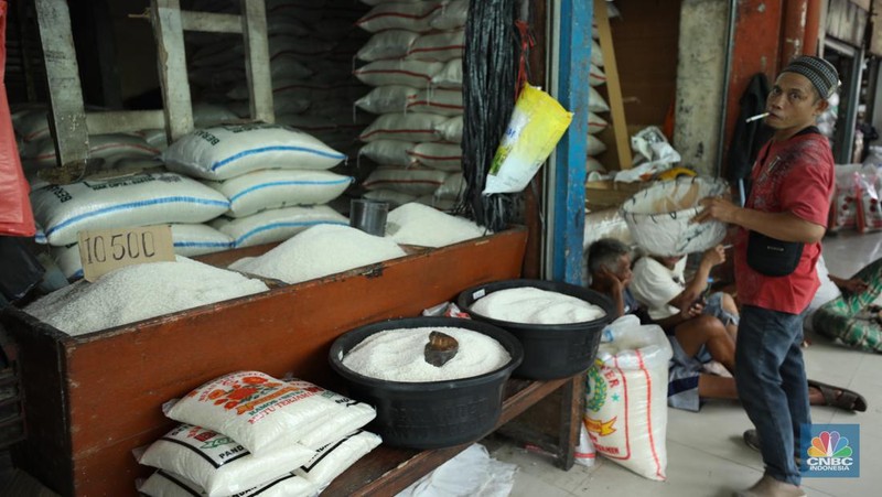 Penjual melayani pembeli beras di pasar Pal Merah, Jakarta, Rabu (23/8/2023). Harga beras terpantau naik hari ini dan kembali cetak rekor tertinggi. (CNBC Indonesia/Tri Susilo)