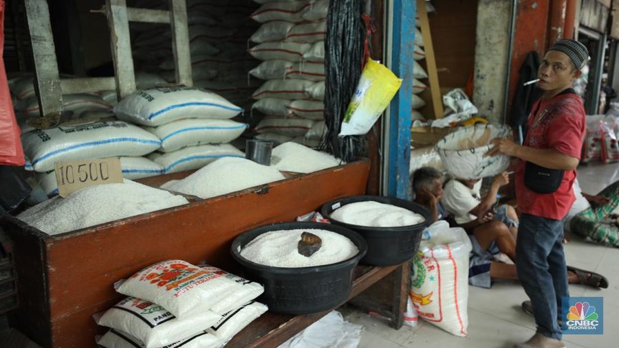 Penjual melayani pembeli beras di pasar Pal Merah, Jakarta, Rabu (23/8/2023). Harga beras terpantau naik hari ini dan kembali cetak rekor tertinggi. Penjual melayani pembeli beras di pasar Pal Merah, Jakarta, Rabu (23/8/2023). Harga beras terpantau naik hari ini dan kembali cetak rekor tertinggi. (CNBC Indonesia/Tri Susilo)