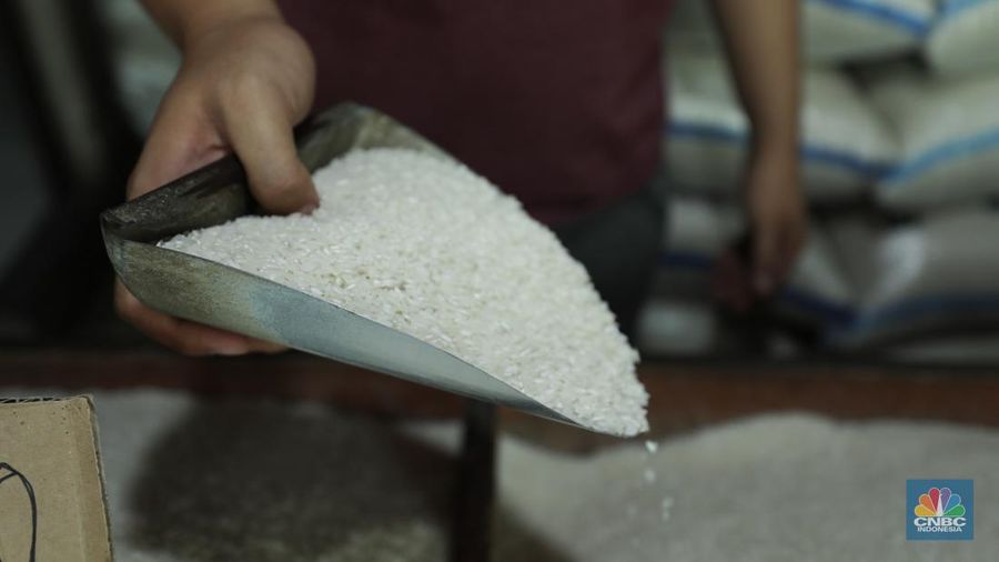 Penjual melayani pembeli beras di pasar Pal Merah, Jakarta, Rabu (23/8/2023). Harga beras terpantau naik hari ini dan kembali cetak rekor tertinggi. (CNBC Indonesia/Tri Susilo)