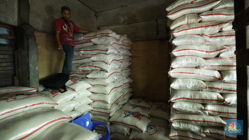Penjual melayani pembeli beras di pasar Pal Merah, Jakarta, Rabu (23/8/2023). Harga beras terpantau naik hari ini dan kembali cetak rekor tertinggi. Penjual melayani pembeli beras di pasar Pal Merah, Jakarta, Rabu (23/8/2023). Harga beras terpantau naik hari ini dan kembali cetak rekor tertinggi. (CNBC Indonesia/Tri Susilo)