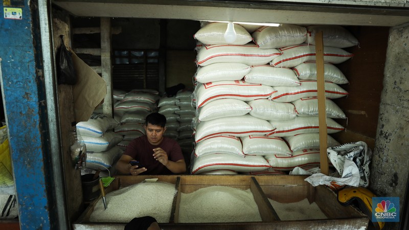 Penjual melayani pembeli beras di pasar Pal Merah, Jakarta, Rabu (23/8/2023). Harga beras terpantau naik hari ini dan kembali cetak rekor tertinggi. (CNBC Indonesia/Tri Susilo)
