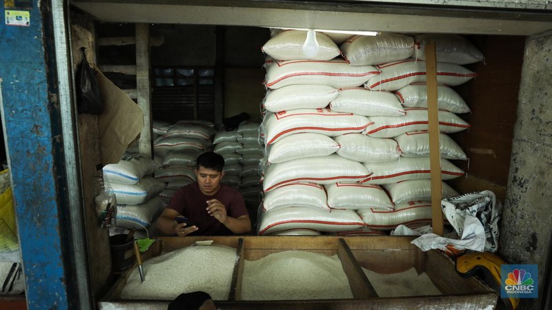 Penjual melayani pembeli beras di pasar Pal Merah, Jakarta, Rabu (23/8/2023). Harga beras terpantau naik hari ini dan kembali cetak rekor tertinggi. (CNBC Indonesia/Tri Susilo)
