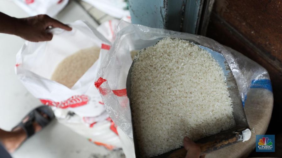Penjual melayani pembeli beras di pasar Pal Merah, Jakarta, Rabu (23/8/2023). Harga beras terpantau naik hari ini dan kembali cetak rekor tertinggi. (CNBC Indonesia/Tri Susilo)