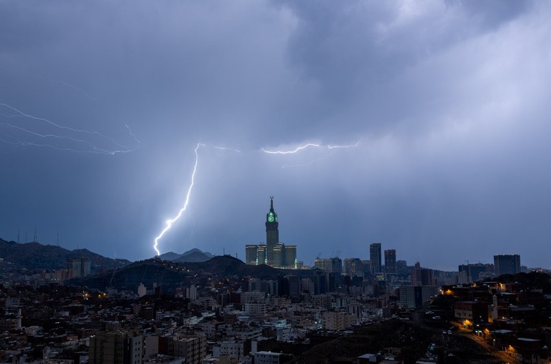 Sebuah gambar yang diambil pada 22 Agustus 2023 menunjukkan petir di atas menara jam Mekkah di Arab Saudi. Badai dahsyat menutup sekolah-sekolah pada tanggal 23 Agustus di wilayah Mekah di kerajaan gurun pasir, tempat Masjidil Haram berada, yang dilanda hujan lebat dan angin semalaman, kata para saksi mata. Sebuah gambar yang diambil pada 22 Agustus 2023 menunjukkan petir di atas menara jam Mekkah di Arab Saudi. Badai dahsyat menutup sekolah-sekolah pada tanggal 23 Agustus di wilayah Mekah di kerajaan gurun pasir, tempat Masjidil Haram berada, yang dilanda hujan lebat dan angin semalaman, kata para saksi mata. (Hammad Al-Huthali / AFP)