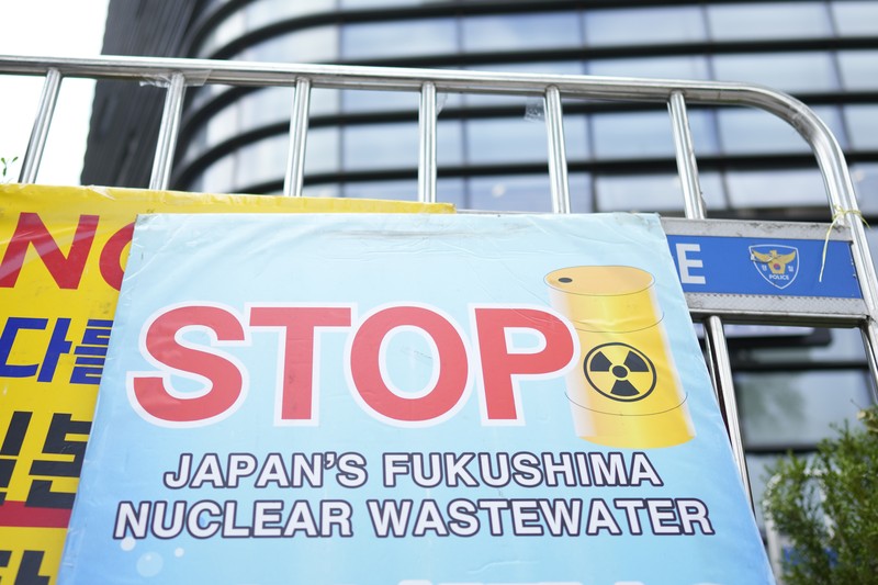 Anggota kelompok masyarakat lingkungan meneriakkan slogan-slogan dalam unjuk rasa mengecam keputusan pemerintah Jepang yang melepaskan air radioaktif yang telah diolah ke laut dari pembangkit listrik tenaga nuklir Fukushima yang rusak, di luar gedung Kedutaan Besar Jepang, di Seoul, Korea Selatan, Selasa, Agustus 22, 2023. Anggota kelompok masyarakat lingkungan meneriakkan slogan-slogan dalam unjuk rasa mengecam keputusan pemerintah Jepang yang melepaskan air radioaktif yang telah diolah ke laut dari pembangkit listrik tenaga nuklir Fukushima yang rusak, di luar gedung Kedutaan Besar Jepang, di Seoul, Korea Selatan, Selasa, Agustus 22, 2023. Jepang akan mulai melepaskan air limbah radioaktif yang telah diolah dan diencerkan dari pembangkit listrik tenaga nuklir Fukushima Daiichi ke Samudera Pasifik pada hari Kamis, sebuah langkah awal yang kontroversial namun penting dalam upaya puluhan tahun untuk menutup fasilitas tersebut 12 tahun setelah kehancurannya. bencana. (AP Photo/Lee Jin-man)