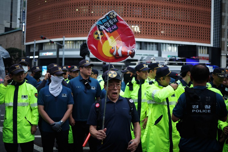 Anggota kelompok masyarakat lingkungan meneriakkan slogan-slogan dalam unjuk rasa mengecam keputusan pemerintah Jepang yang melepaskan air radioaktif yang telah diolah ke laut dari pembangkit listrik tenaga nuklir Fukushima yang rusak, di luar gedung Kedutaan Besar Jepang, di Seoul, Korea Selatan, Selasa, Agustus 22, 2023. Anggota kelompok masyarakat lingkungan meneriakkan slogan-slogan dalam unjuk rasa mengecam keputusan pemerintah Jepang yang melepaskan air radioaktif yang telah diolah ke laut dari pembangkit listrik tenaga nuklir Fukushima yang rusak, di luar gedung Kedutaan Besar Jepang, di Seoul, Korea Selatan, Selasa, Agustus 22, 2023. Jepang akan mulai melepaskan air limbah radioaktif yang telah diolah dan diencerkan dari pembangkit listrik tenaga nuklir Fukushima Daiichi ke Samudera Pasifik pada hari Kamis, sebuah langkah awal yang kontroversial namun penting dalam upaya puluhan tahun untuk menutup fasilitas tersebut 12 tahun setelah kehancurannya. bencana. (AP Photo/Lee Jin-man)