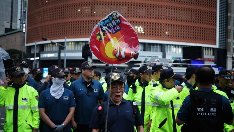 Anggota kelompok masyarakat lingkungan meneriakkan slogan-slogan dalam unjuk rasa mengecam keputusan pemerintah Jepang yang melepaskan air radioaktif yang telah diolah ke laut dari pembangkit listrik tenaga nuklir Fukushima yang rusak, di luar gedung Kedutaan Besar Jepang, di Seoul, Korea Selatan, Selasa, Agustus 22, 2023. Jepang akan mulai melepaskan air limbah radioaktif yang telah diolah dan diencerkan dari pembangkit listrik tenaga nuklir Fukushima Daiichi ke Samudera Pasifik pada hari Kamis, sebuah langkah awal yang kontroversial namun penting dalam upaya puluhan tahun untuk menutup fasilitas tersebut 12 tahun setelah kehancurannya. bencana. (AP Photo/Lee Jin-man)