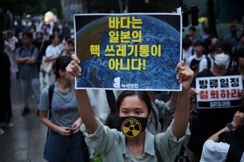 Anggota kelompok masyarakat lingkungan meneriakkan slogan-slogan dalam unjuk rasa mengecam keputusan pemerintah Jepang yang melepaskan air radioaktif yang telah diolah ke laut dari pembangkit listrik tenaga nuklir Fukushima yang rusak, di luar gedung Kedutaan Besar Jepang, di Seoul, Korea Selatan, Selasa, Agustus 22, 2023. Anggota kelompok masyarakat lingkungan meneriakkan slogan-slogan dalam unjuk rasa mengecam keputusan pemerintah Jepang yang melepaskan air radioaktif yang telah diolah ke laut dari pembangkit listrik tenaga nuklir Fukushima yang rusak, di luar gedung Kedutaan Besar Jepang, di Seoul, Korea Selatan, Selasa, Agustus 22, 2023. Jepang akan mulai melepaskan air limbah radioaktif yang telah diolah dan diencerkan dari pembangkit listrik tenaga nuklir Fukushima Daiichi ke Samudera Pasifik pada hari Kamis, sebuah langkah awal yang kontroversial namun penting dalam upaya puluhan tahun untuk menutup fasilitas tersebut 12 tahun setelah kehancurannya. bencana. (AP Photo/Lee Jin-man)