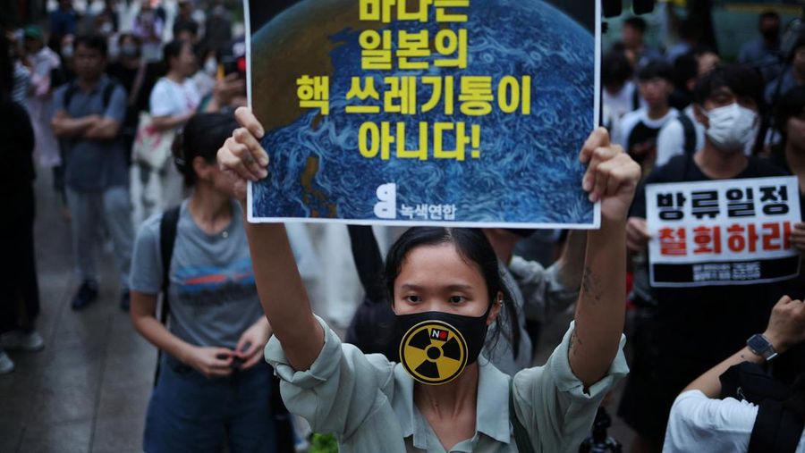 Anggota kelompok masyarakat lingkungan meneriakkan slogan-slogan dalam unjuk rasa mengecam keputusan pemerintah Jepang yang melepaskan air radioaktif yang telah diolah ke laut dari pembangkit listrik tenaga nuklir Fukushima yang rusak, di luar gedung Kedutaan Besar Jepang, di Seoul, Korea Selatan, Selasa, Agustus 22, 2023. Jepang akan mulai melepaskan air limbah radioaktif yang telah diolah dan diencerkan dari pembangkit listrik tenaga nuklir Fukushima Daiichi ke Samudera Pasifik pada hari Kamis, sebuah langkah awal yang kontroversial namun penting dalam upaya puluhan tahun untuk menutup fasilitas tersebut 12 tahun setelah kehancurannya. bencana. (AP Photo/Lee Jin-man)