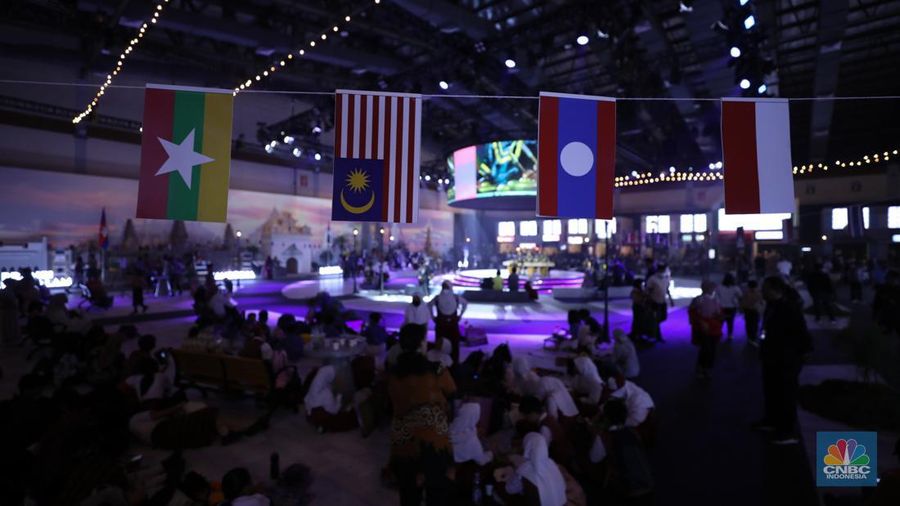 Suasana area Kampung ASEAN pada ASEAN Fest 2023 di Jakarta Convention Center, Jakarta, Rabu (23/8/2023). (CNBC Indonesia/Tri Susilo)