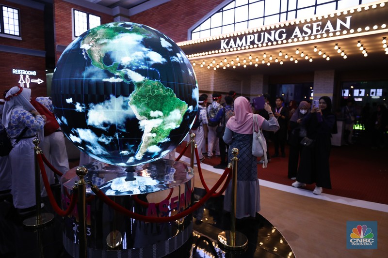 Suasana area Kampung ASEAN pada ASEAN Fest 2023 di Jakarta Convention Center, Jakarta, Rabu (23/8/2023). (CNBC Indonesia/Tri Susilo) Suasana area Kampung ASEAN pada ASEAN Fest 2023 di Jakarta Convention Center, Jakarta, Rabu (23/8/2023). (CNBC Indonesia/Tri Susilo)