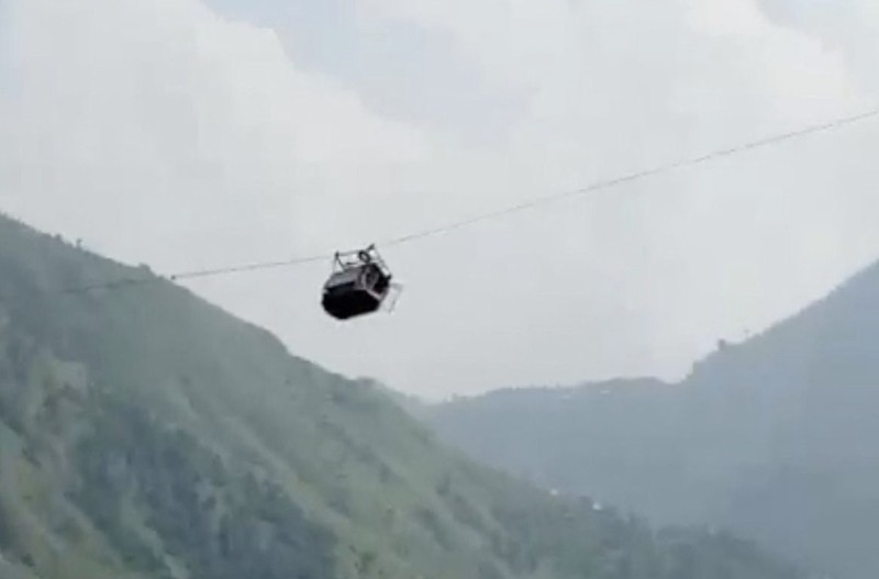 Tim penyelamat menarik seorang anak laki-laki yang terikat pada tali pengaman ke tempat aman setelah diselamatkan dari kereta gantung yang terdampar di Battagram, Pakistan, Selasa (22/8/2023). (Umeed Sahar/via REUTERS) Tim penyelamat menarik seorang anak laki-laki yang terikat pada tali pengaman ke tempat aman setelah diselamatkan dari kereta gantung yang terdampar di Battagram, Pakistan, Selasa (22/8/2023). (Umeed Sahar/via REUTERS)