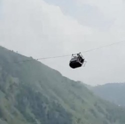 Detik-Detik Evakuasi Penumpang Kereta Gantung di Pakistan