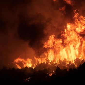 Makin Ngeri! Potret Kebakaran Hutan di Yunani, Langit Membara
