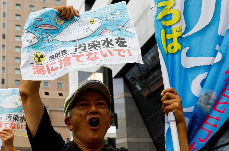 Demonstran melakukan aksi unjuk rasa di depan kantor pusat Tokyo Electric Power Company (TEPCO) di Tokyo, Jepang, Kamis (24/8/2023). (REUTERS/Kim Kyung-Hoon)