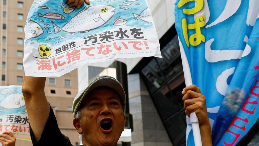 Demonstran melakukan aksi unjuk rasa di depan kantor pusat Tokyo Electric Power Company (TEPCO) di Tokyo, Jepang, Kamis (24/8/2023). (REUTERS/Kim Kyung-Hoon)