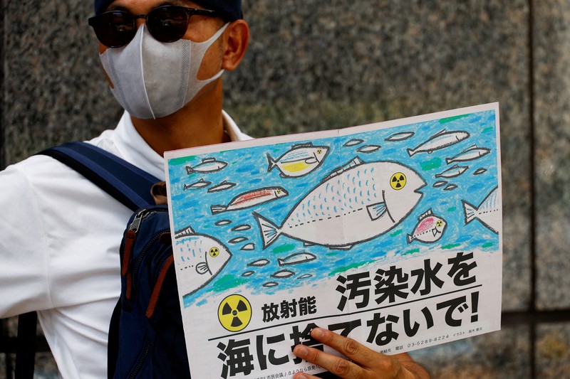 Demonstran melakukan aksi unjuk rasa di depan kantor pusat Tokyo Electric Power Company (TEPCO) di Tokyo, Jepang, Kamis (24/8/2023). (REUTERS/Kim Kyung-Hoon)
