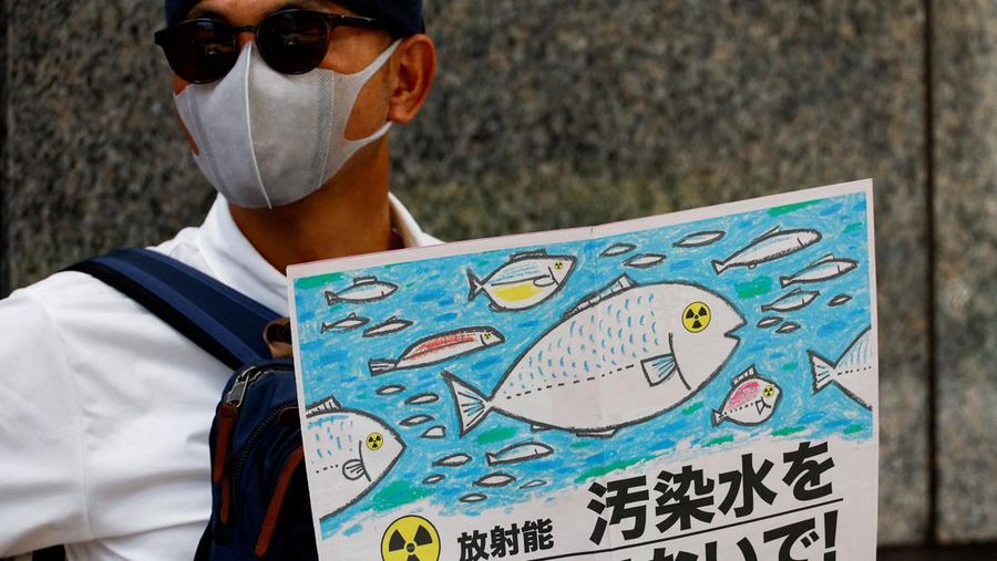 Demonstran melakukan aksi unjuk rasa di depan kantor pusat Tokyo Electric Power Company (TEPCO) di Tokyo, Jepang, Kamis (24/8/2023). (REUTERS/Kim Kyung-Hoon)