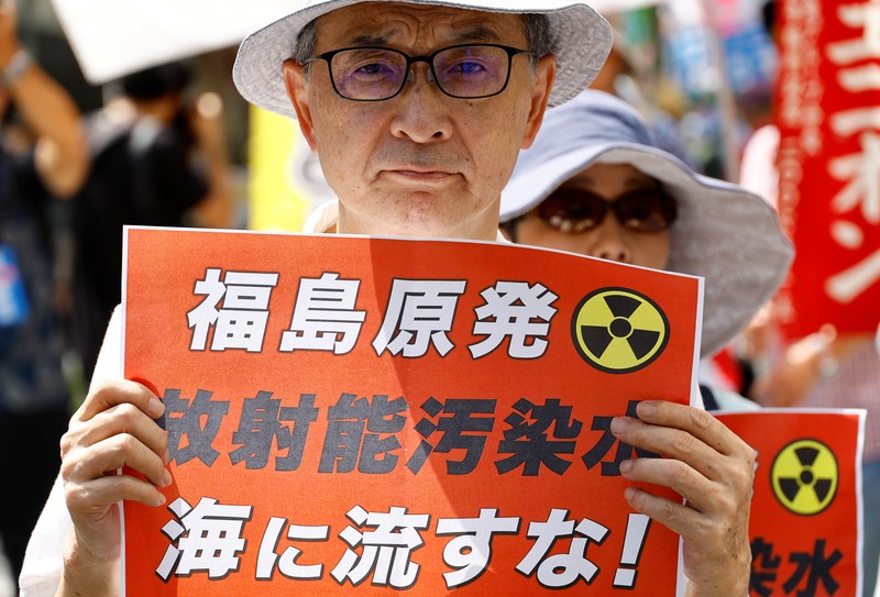 Demonstran melakukan aksi unjuk rasa di depan kantor pusat Tokyo Electric Power Company (TEPCO) di Tokyo, Jepang, Kamis (24/8/2023). (REUTERS/Kim Kyung-Hoon)