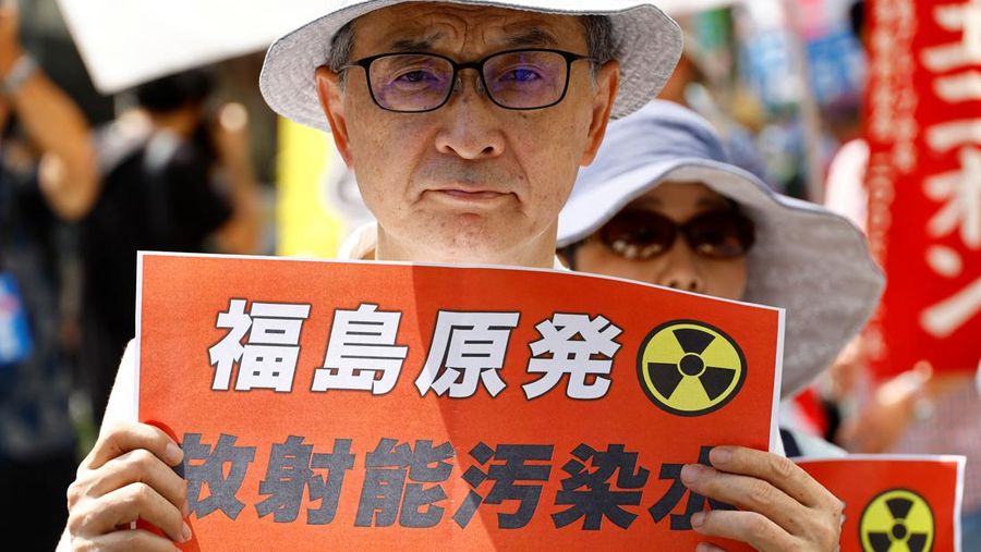 Demonstran melakukan aksi unjuk rasa di depan kantor pusat Tokyo Electric Power Company (TEPCO) di Tokyo, Jepang, Kamis (24/8/2023). (REUTERS/Kim Kyung-Hoon)