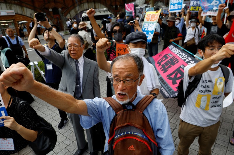 Demonstran melakukan aksi unjuk rasa di depan kantor pusat Tokyo Electric Power Company (TEPCO) di Tokyo, Jepang, Kamis (24/8/2023). (REUTERS/Kim Kyung-Hoon)