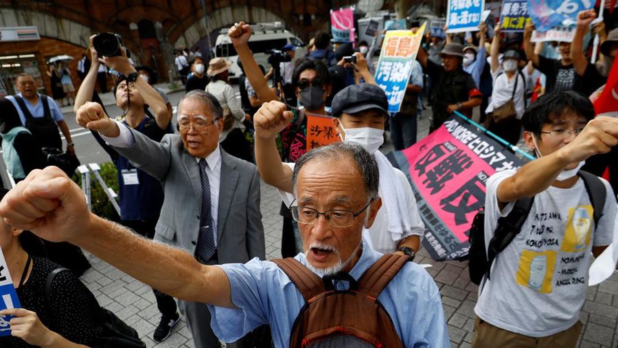Demonstran melakukan aksi unjuk rasa di depan kantor pusat Tokyo Electric Power Company (TEPCO) di Tokyo, Jepang, Kamis (24/8/2023). (REUTERS/Kim Kyung-Hoon)