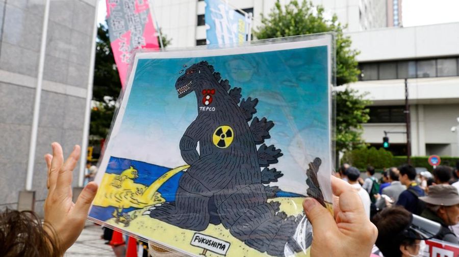 Demonstran melakukan aksi unjuk rasa di depan kantor pusat Tokyo Electric Power Company (TEPCO) di Tokyo, Jepang, Kamis (24/8/2023). (REUTERS/Kim Kyung-Hoon)