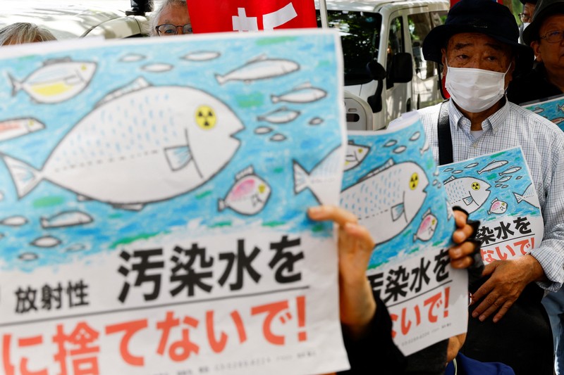 Demonstran melakukan aksi unjuk rasa di depan kantor pusat Tokyo Electric Power Company (TEPCO) di Tokyo, Jepang, Kamis (24/8/2023). (REUTERS/Kim Kyung-Hoon)