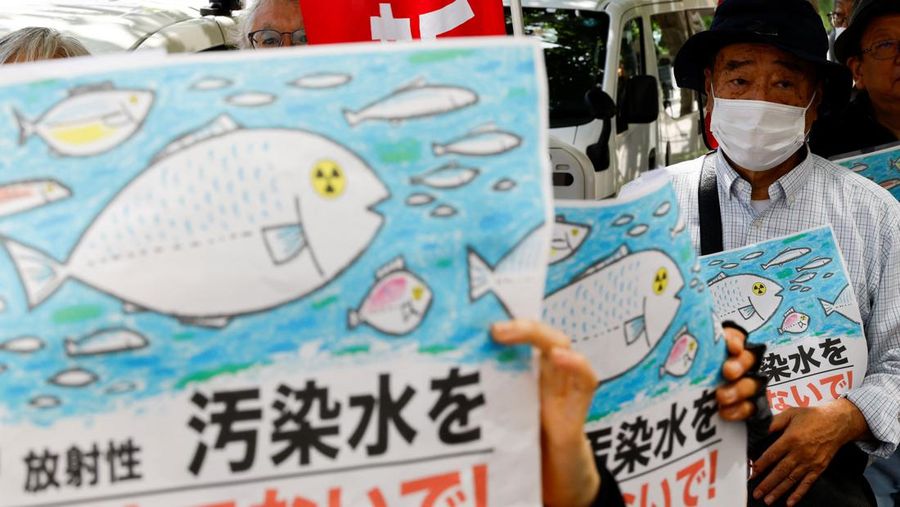 Demonstran melakukan aksi unjuk rasa di depan kantor pusat Tokyo Electric Power Company (TEPCO) di Tokyo, Jepang, Kamis (24/8/2023). (REUTERS/Kim Kyung-Hoon)