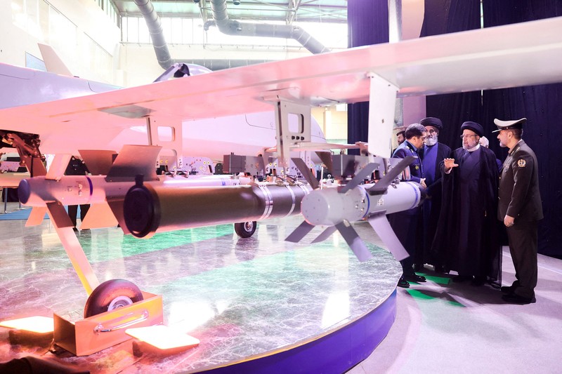 Drone buatan dalam negeri Iran, yang disebut Mohajer-10 ditampilkan dalam sebuah pameran di kompleks militer milik Kementerian Pertahanan, di Teheran, Iran. (West Asia News Agenc/Handout via REUTERS) Drone buatan dalam negeri Iran, yang disebut Mohajer-10 ditampilkan dalam sebuah pameran di kompleks militer milik Kementerian Pertahanan, di Teheran, Iran. (West Asia News Agenc/Handout via REUTERS)