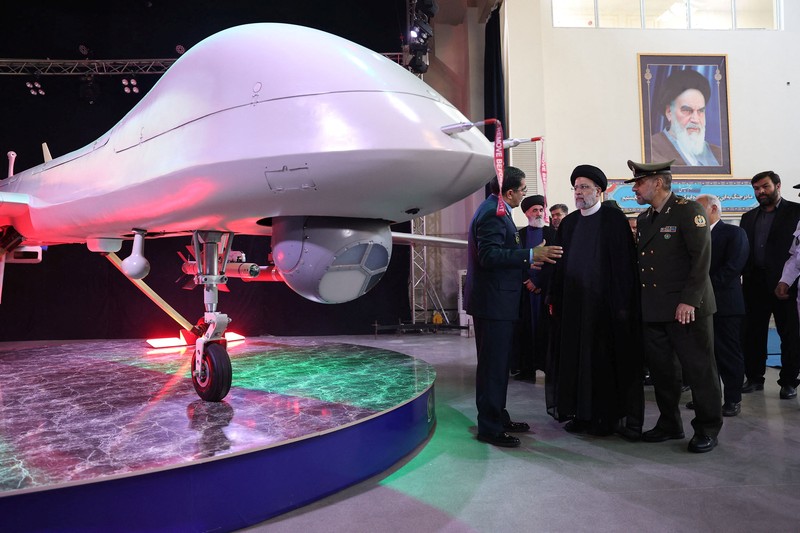 Drone buatan dalam negeri Iran, yang disebut Mohajer-10 ditampilkan dalam sebuah pameran di kompleks militer milik Kementerian Pertahanan, di Teheran, Iran. (West Asia News Agenc/Handout via REUTERS) Drone buatan dalam negeri Iran, yang disebut Mohajer-10 ditampilkan dalam sebuah pameran di kompleks militer milik Kementerian Pertahanan, di Teheran, Iran. (West Asia News Agenc/Handout via REUTERS)