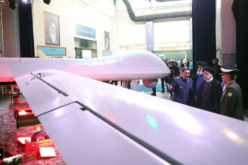 Drone buatan dalam negeri Iran, yang disebut Mohajer-10 ditampilkan dalam sebuah pameran di kompleks militer milik Kementerian Pertahanan, di Teheran, Iran. (West Asia News Agenc/Handout via REUTERS) Drone buatan dalam negeri Iran, yang disebut Mohajer-10 ditampilkan dalam sebuah pameran di kompleks militer milik Kementerian Pertahanan, di Teheran, Iran. (West Asia News Agenc/Handout via REUTERS)