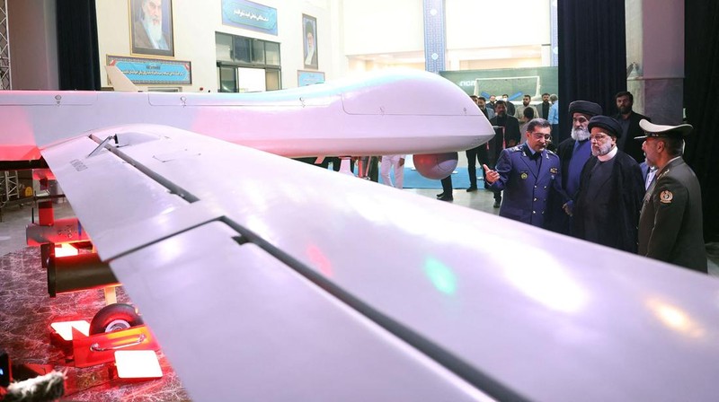 Drone buatan dalam negeri Iran, yang disebut Mohajer-10 ditampilkan dalam sebuah pameran di kompleks militer milik Kementerian Pertahanan, di Teheran, Iran. (West Asia News Agenc/Handout via REUTERS)