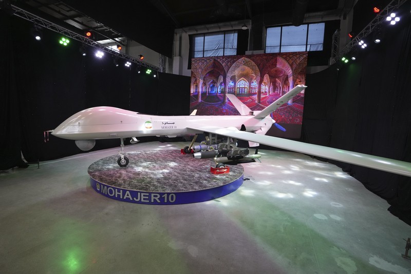 Drone buatan dalam negeri Iran, yang disebut Mohajer-10 ditampilkan dalam sebuah pameran di kompleks militer milik Kementerian Pertahanan, di Teheran, Iran. (West Asia News Agenc/Handout via REUTERS) Drone buatan dalam negeri Iran, yang disebut Mohajer-10 ditampilkan dalam sebuah pameran di kompleks militer milik Kementerian Pertahanan, di Teheran, Iran. (West Asia News Agenc/Handout via REUTERS)