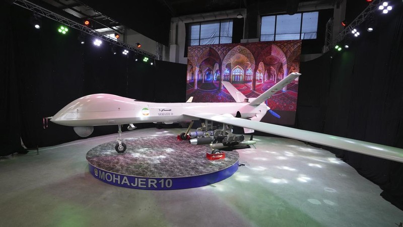 Drone buatan dalam negeri Iran, yang disebut Mohajer-10 ditampilkan dalam sebuah pameran di kompleks militer milik Kementerian Pertahanan, di Teheran, Iran. (West Asia News Agenc/Handout via REUTERS)