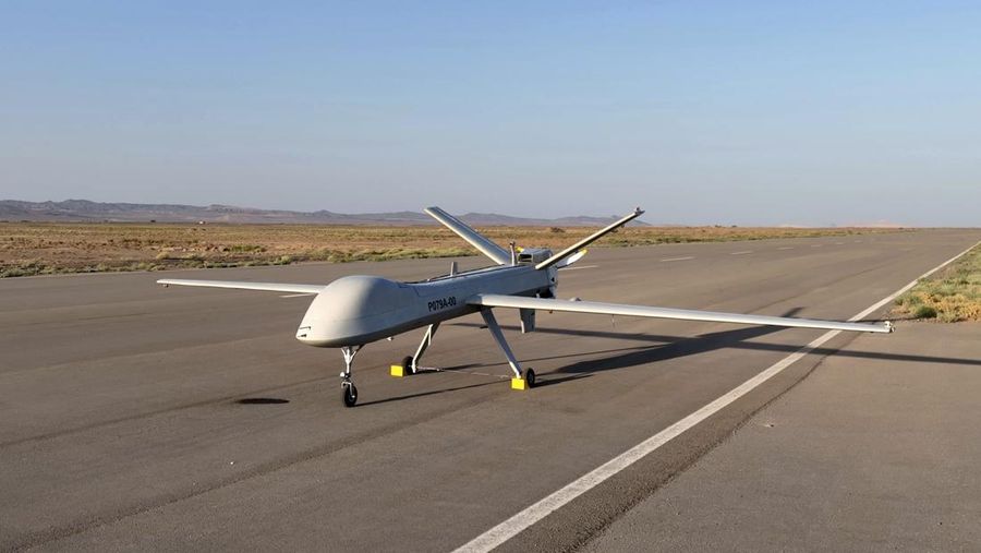 Drone buatan dalam negeri Iran, yang disebut Mohajer-10 ditampilkan dalam sebuah pameran di kompleks militer milik Kementerian Pertahanan, di Teheran, Iran. (West Asia News Agenc/Handout via REUTERS)