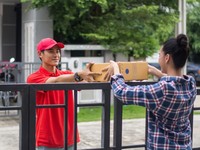 Jangan Kaget, Kurir Barang Bisa Juga Antar Bayi & Anak-Anak, Tapi...