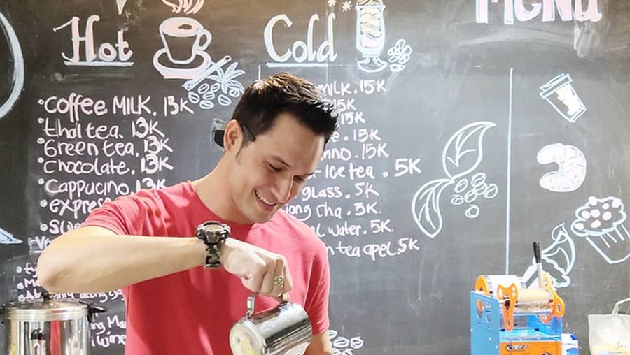 Keren! Indra Bruggman Ternyata Hobi Ngopi dan Jago Racik Kopi