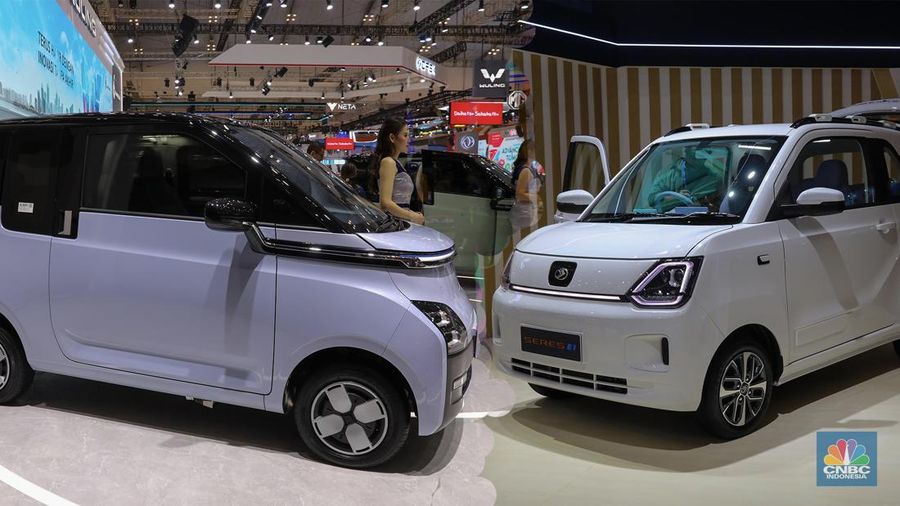 Mobil listrik Wuling Air EV dan Seres. (CNBC Indonesia/Faisal Rahman)
