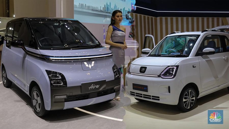 Mobil listrik Wuling Air EV dan Seres. (CNBC Indonesia/Faisal Rahman)
